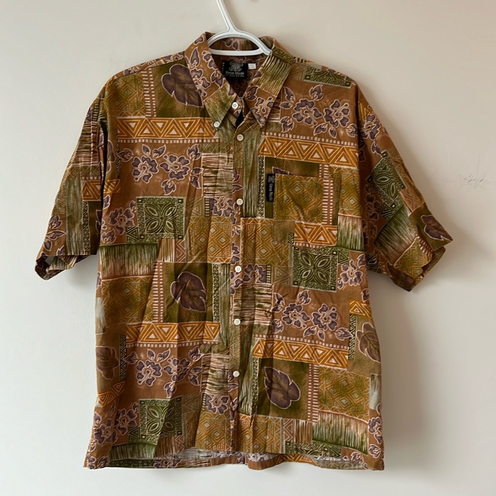 Varua Machi Hawaiian button Down Shirt - Size Large